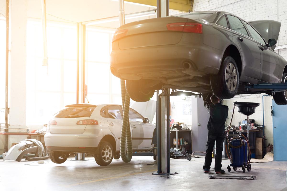 Single Post Garage Lifts Are Great for Tight Spaces