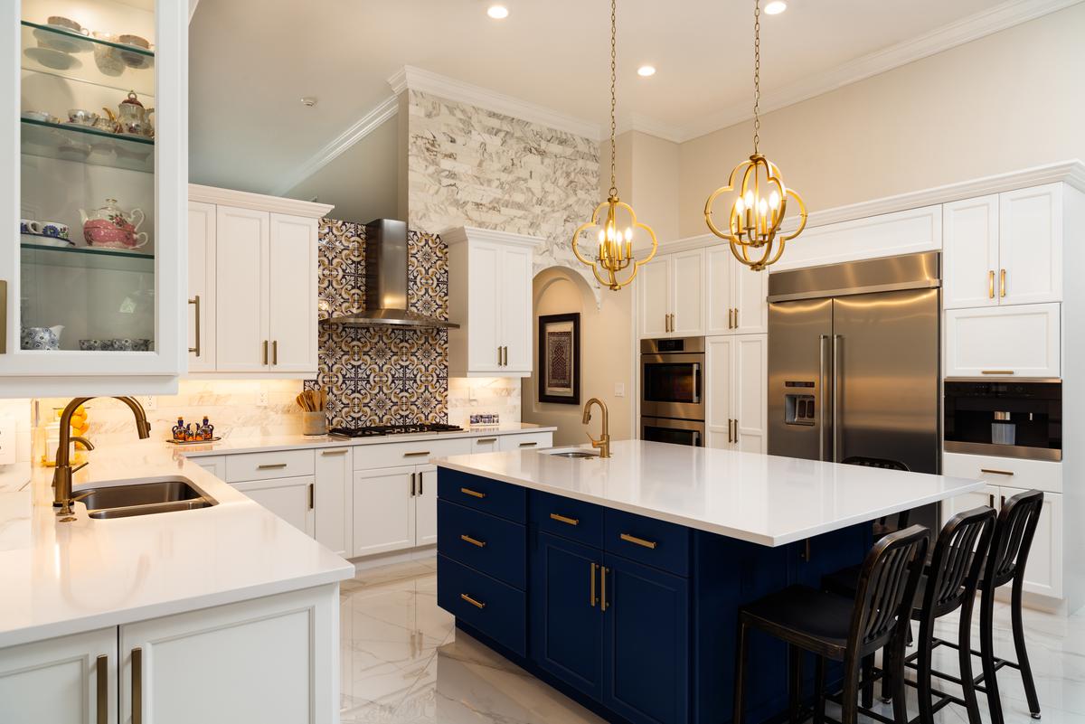 Eye-catching lighting fixtures add some originality and eccentricity to your kitchen layout.