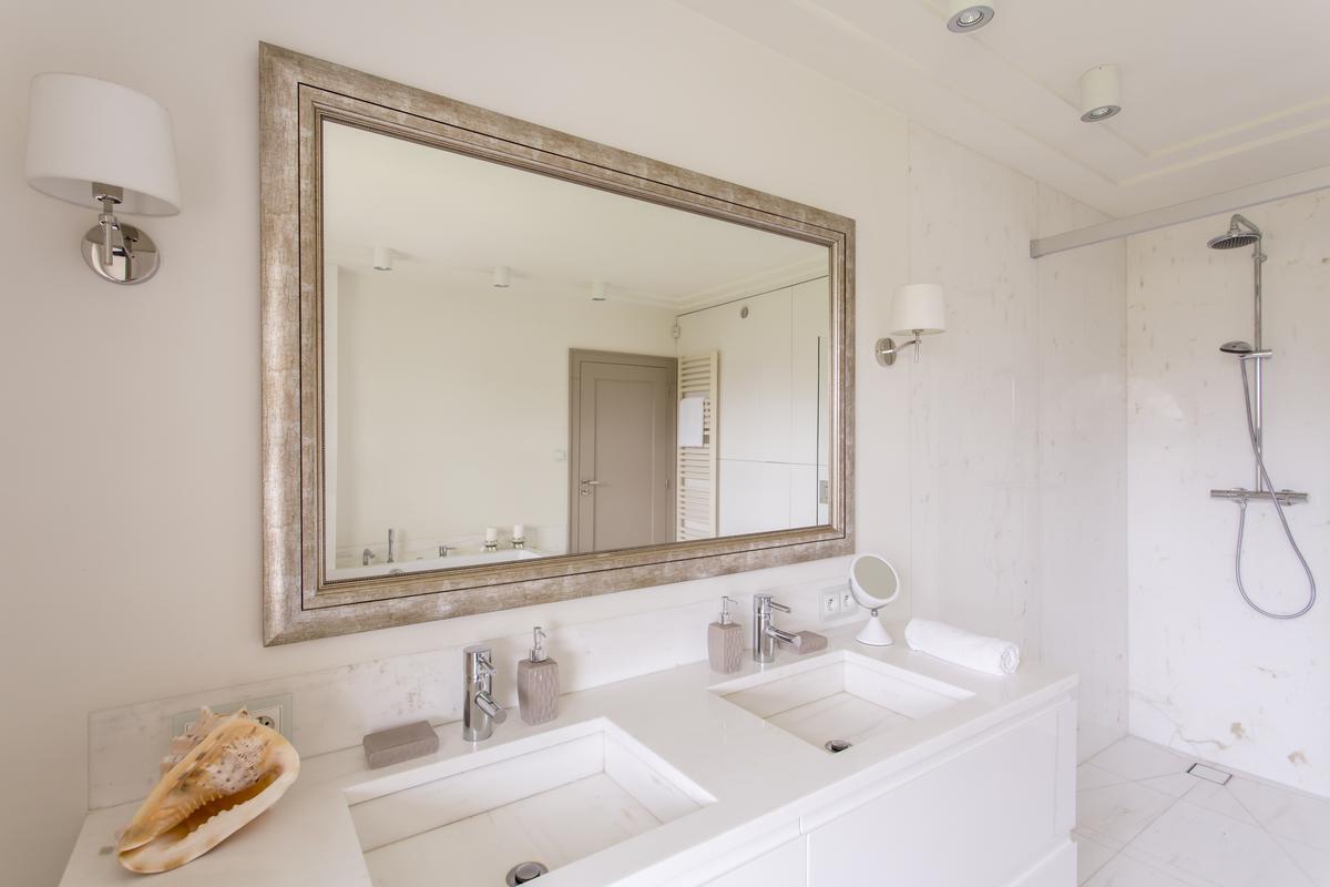 Sturdy Bathroom Mirrors Guarantee Durability