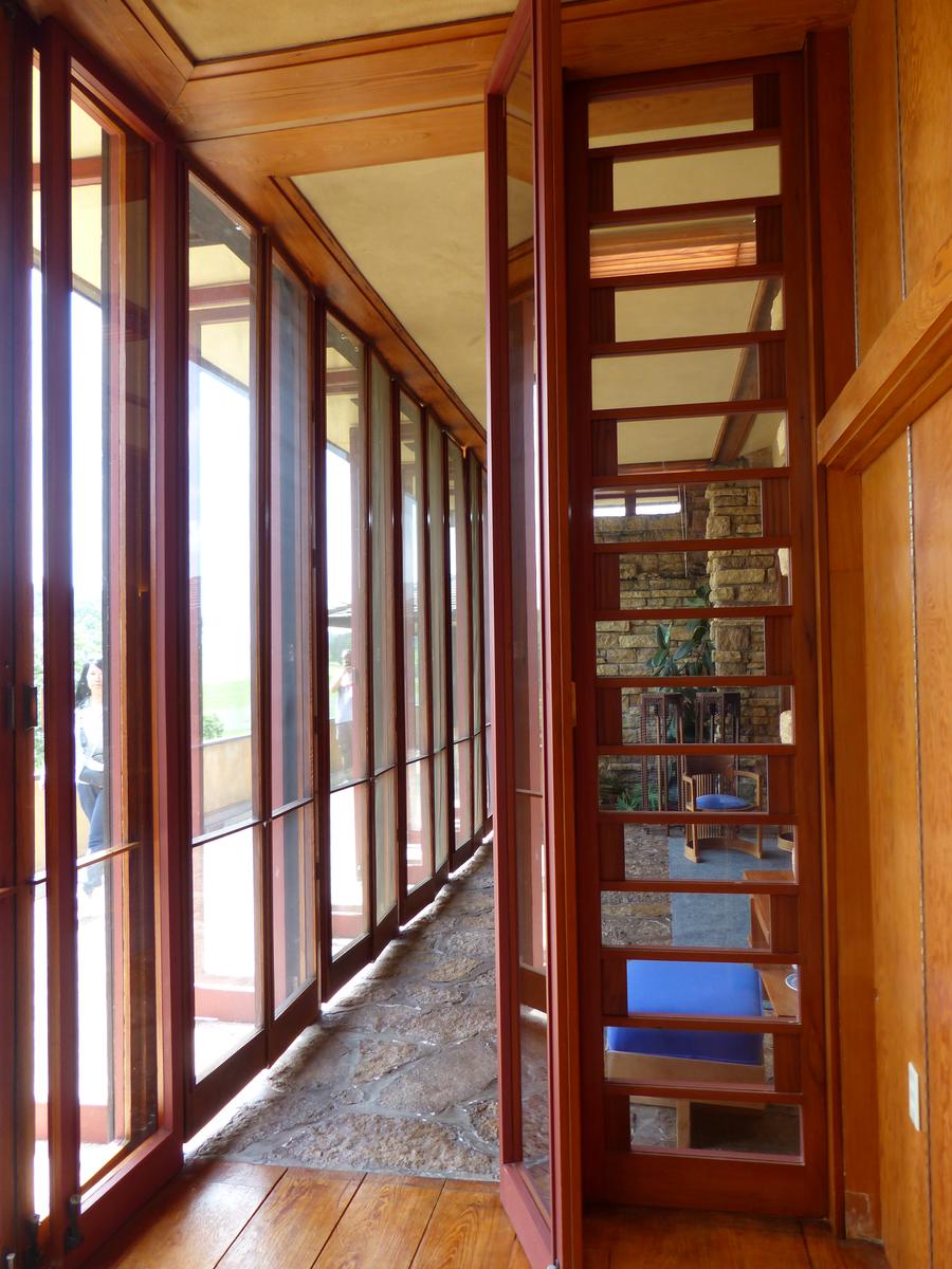 Natural materials appear in abundance throughout living spaces that follow the organic design (Stilfehler/Wikimedia Commons).