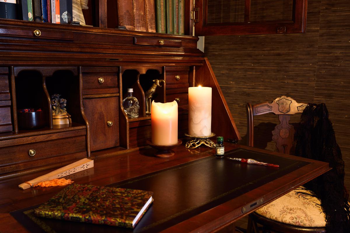 The Classic Desk Design That Comes with Many Features