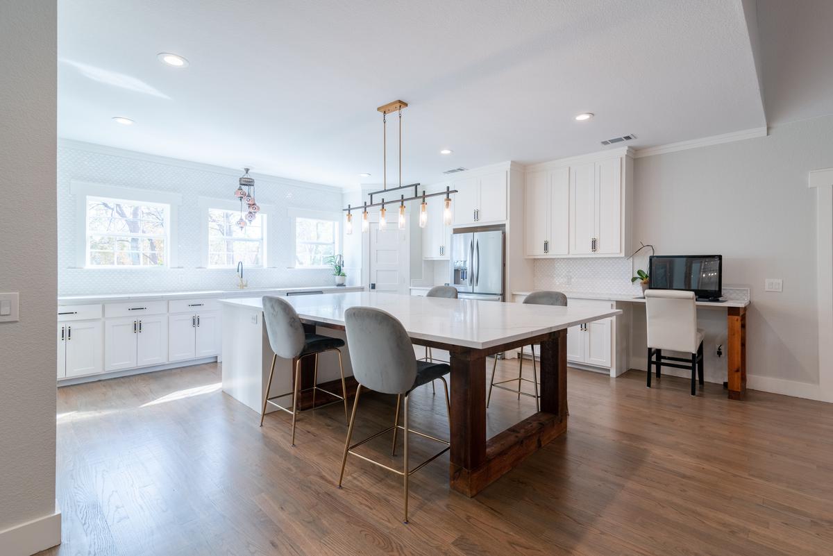 The Sleek and Chique Transitional Kitchen Interior