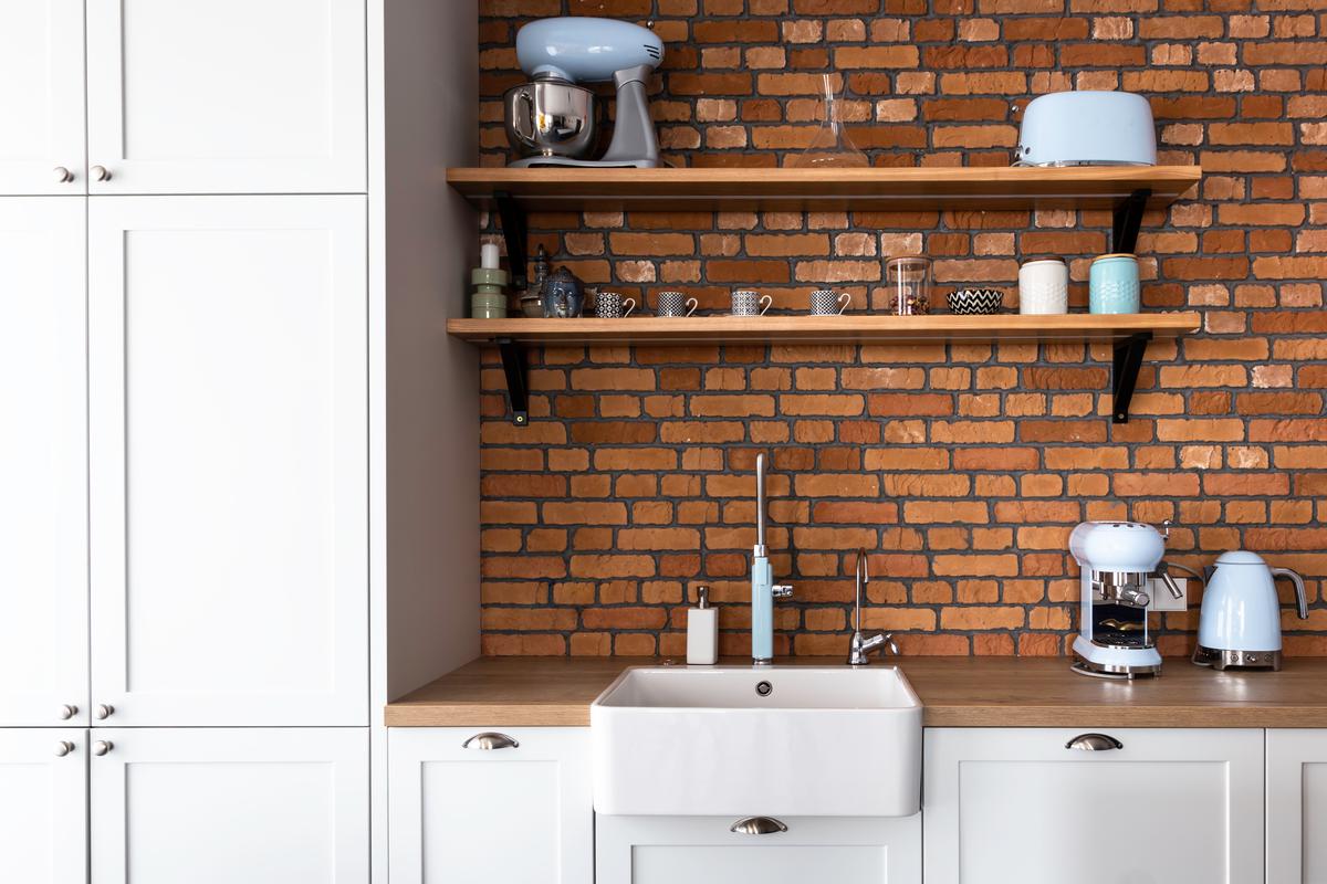 The Unique Appeal of Bare-Wall Kitchen Backsplashes