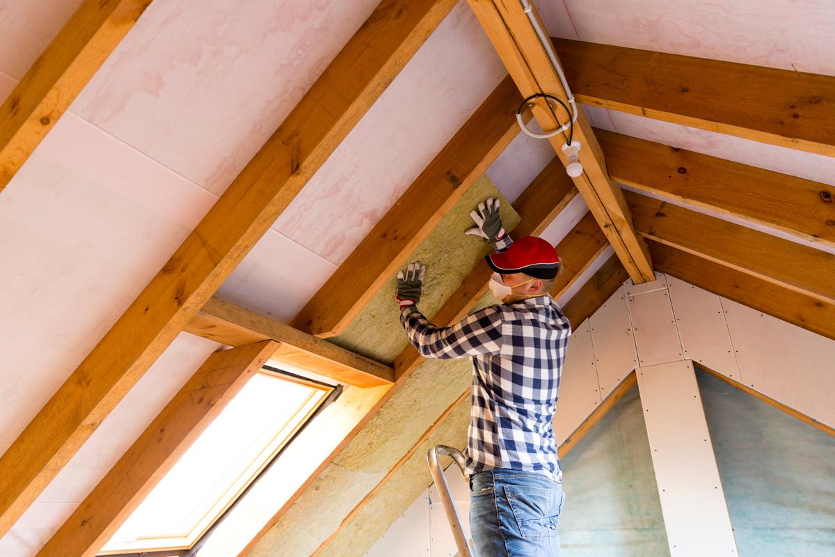 Professional energy audit: Targeting primary energy leaks before insulating for efficient energy conservation.