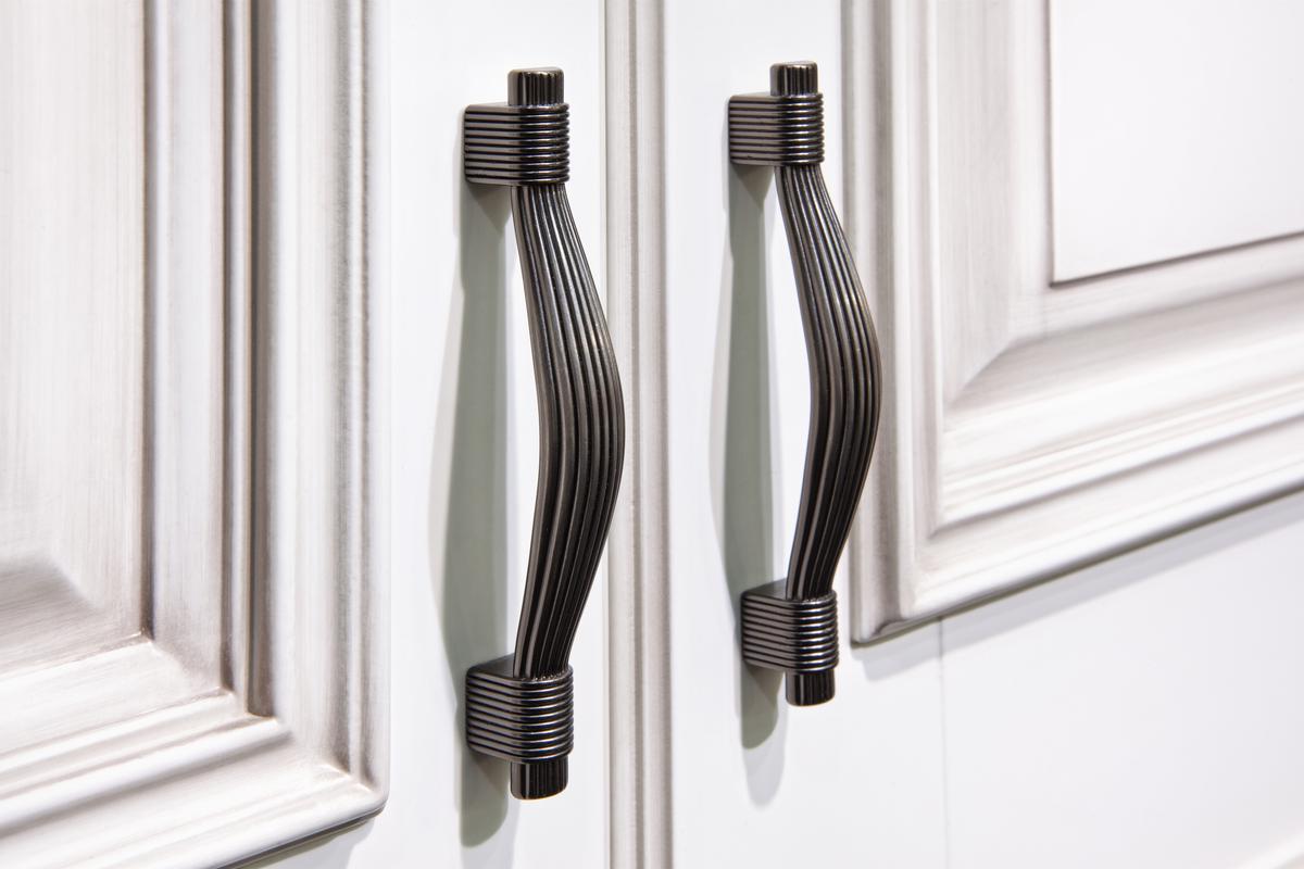 The complex designs of vintage kitchen handles give your kitchen a classy look.