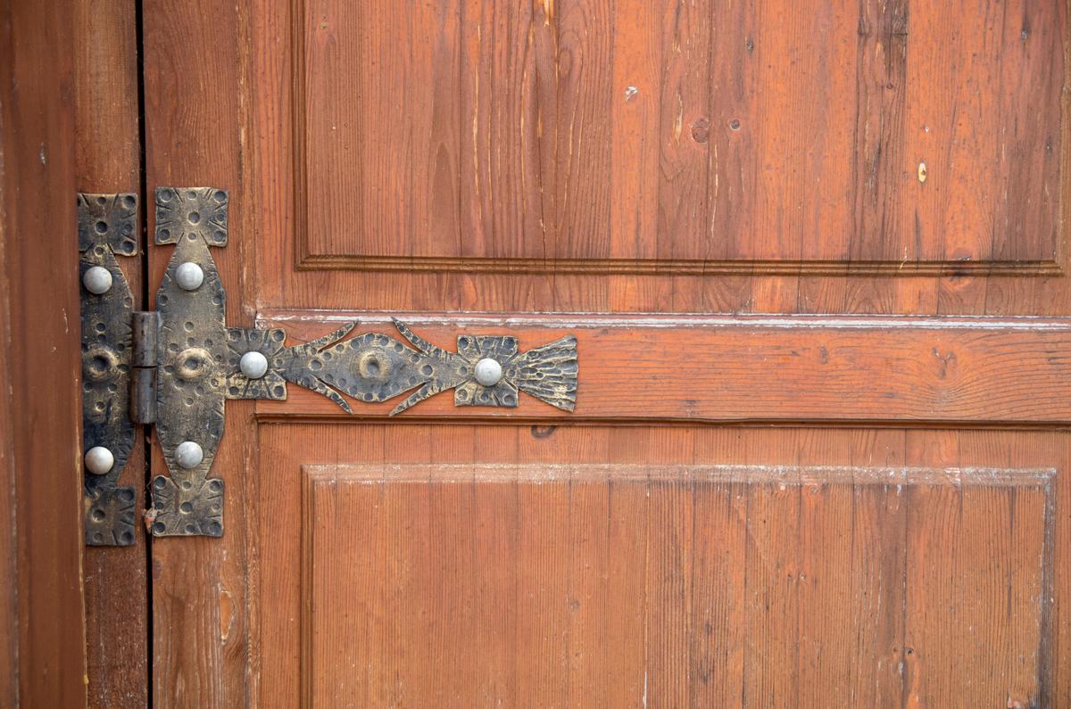 The most ornate hinge style available out there is the T-style hinge.