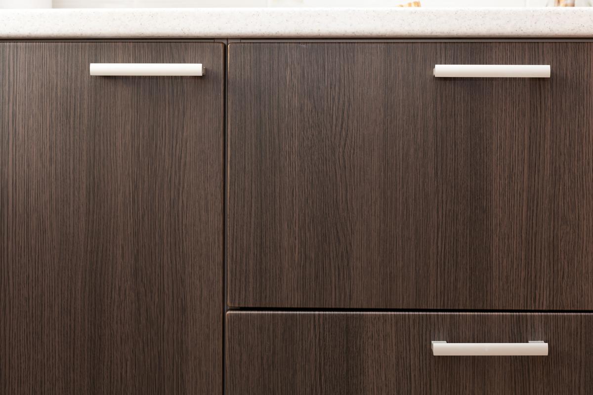 The simple charm of contemporary kitchen cabinet knobs adds to the beauty of your kitchen interior.