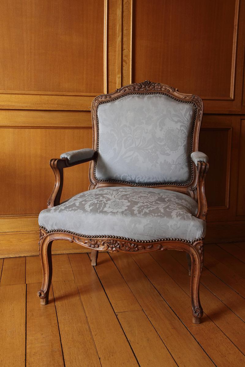 Types of Furniture That Add Elegance to an Interior