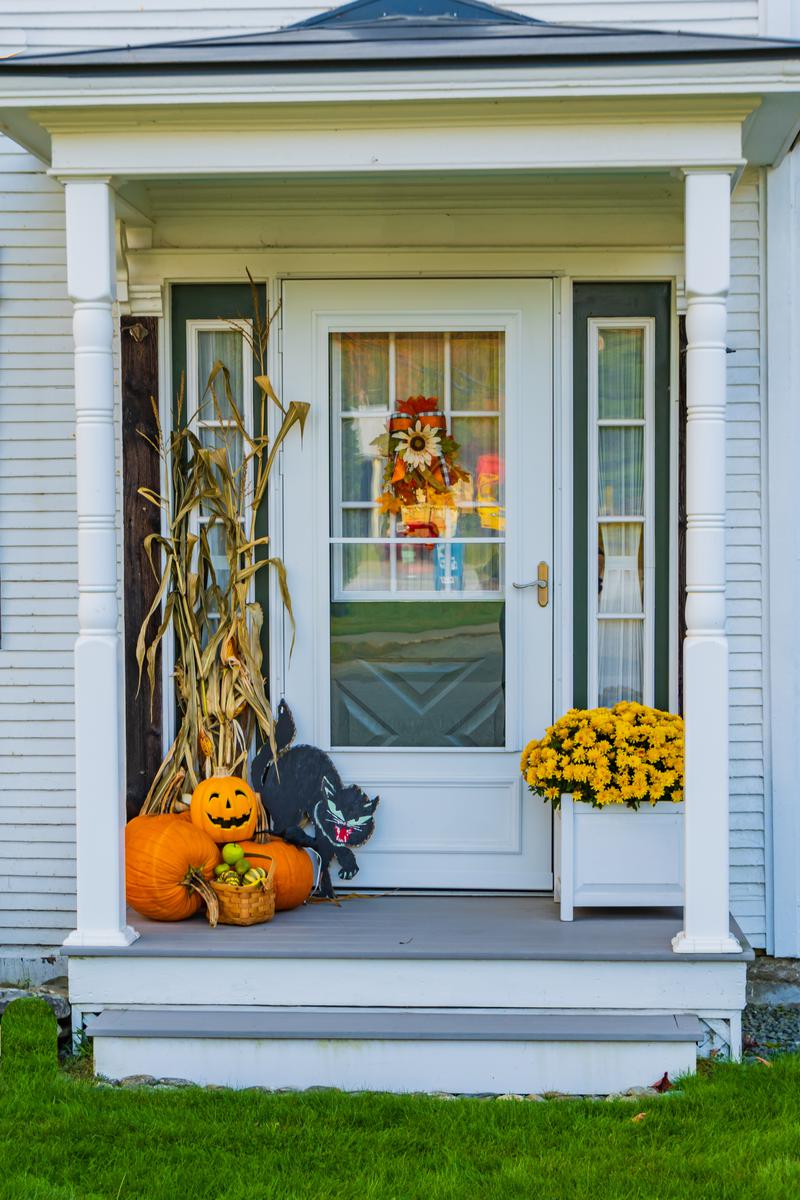 Unique Ways to Utilize Cornstalks In Exterior Decor