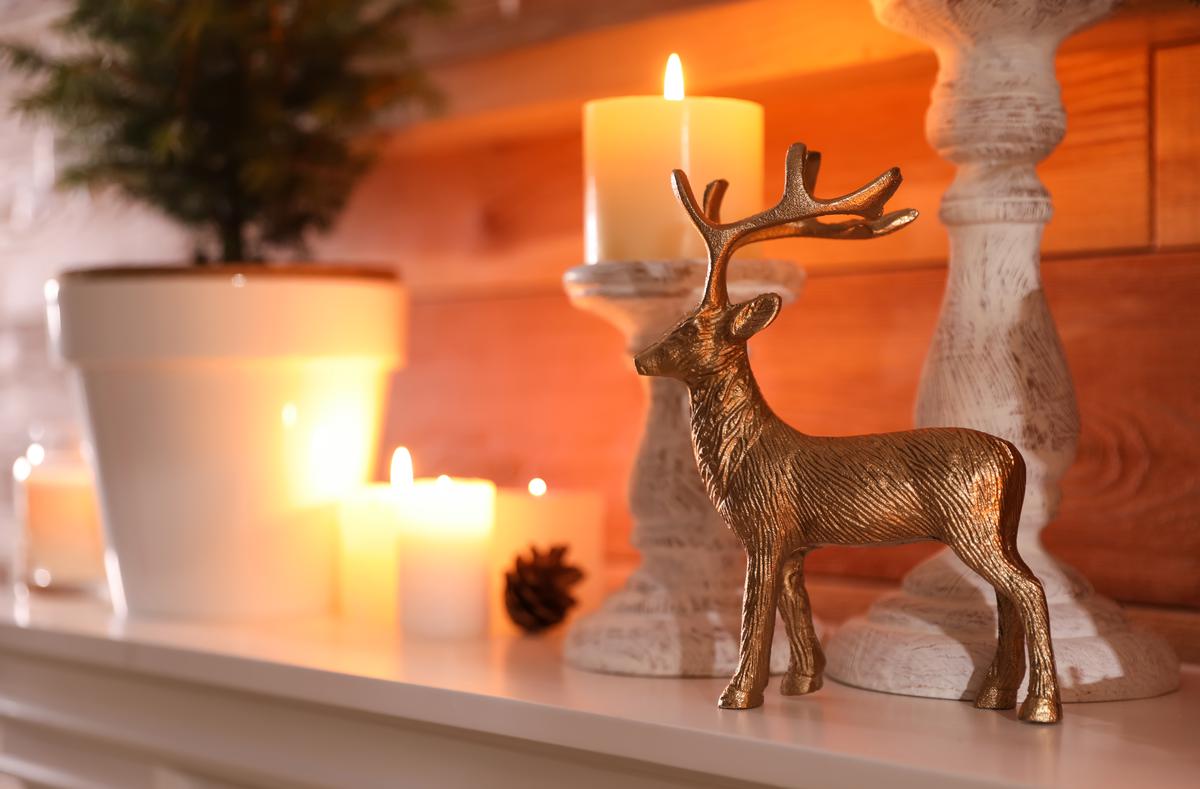 Warm and Soothing Ways to Decorate Your Mantel in Winter