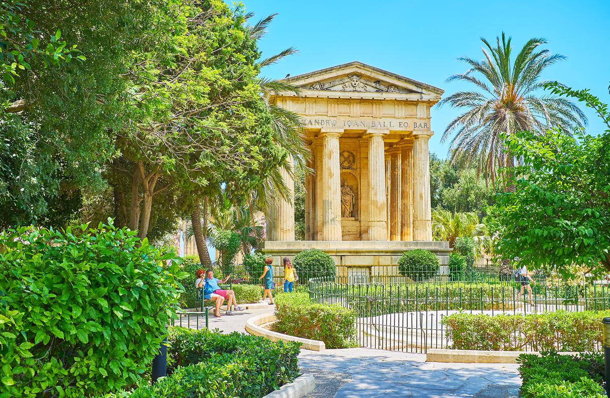 What Are the Origins of Neoclassical Architecture?