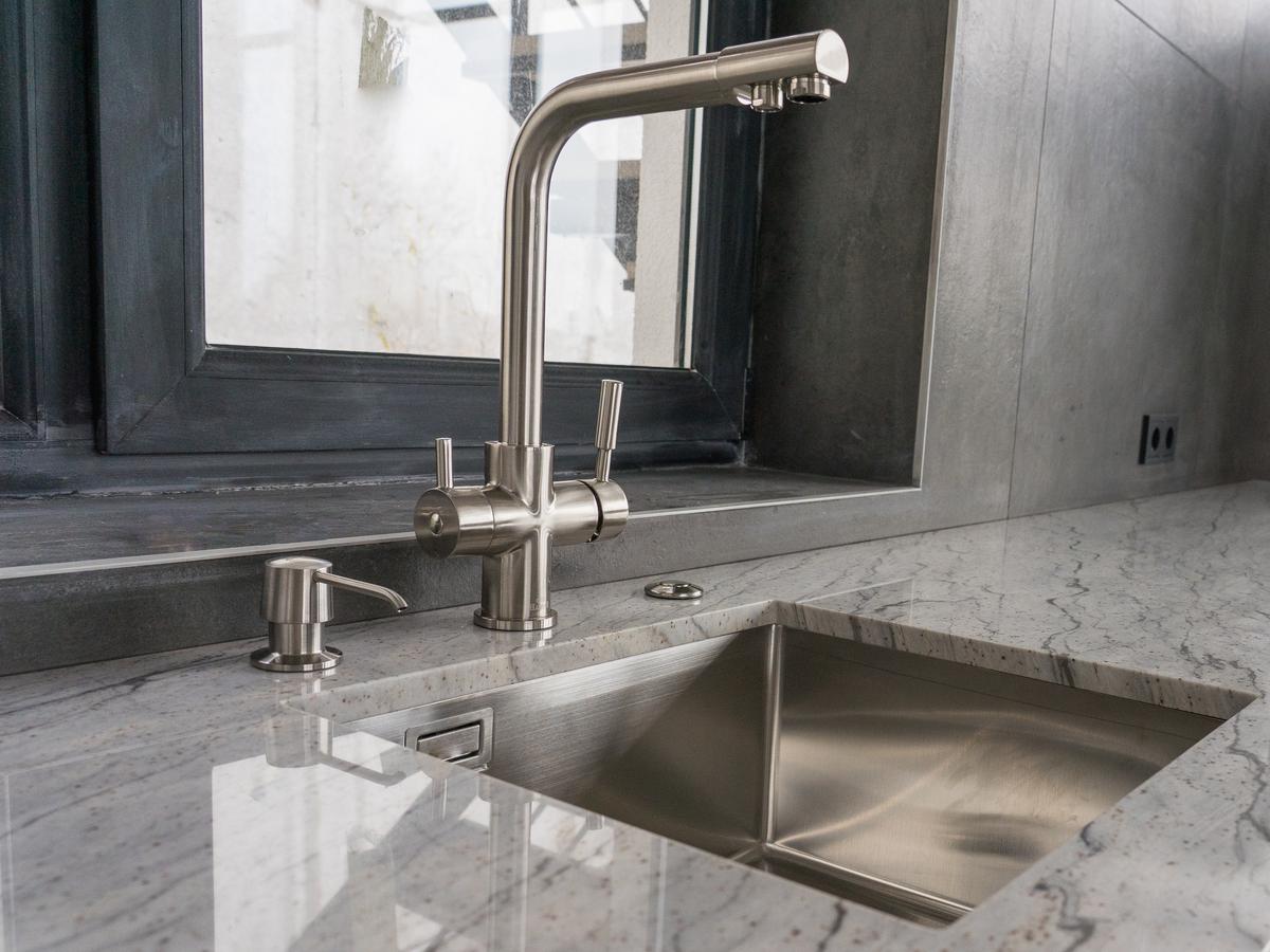 What are some of the countertop materials that work best with undermount sinks?