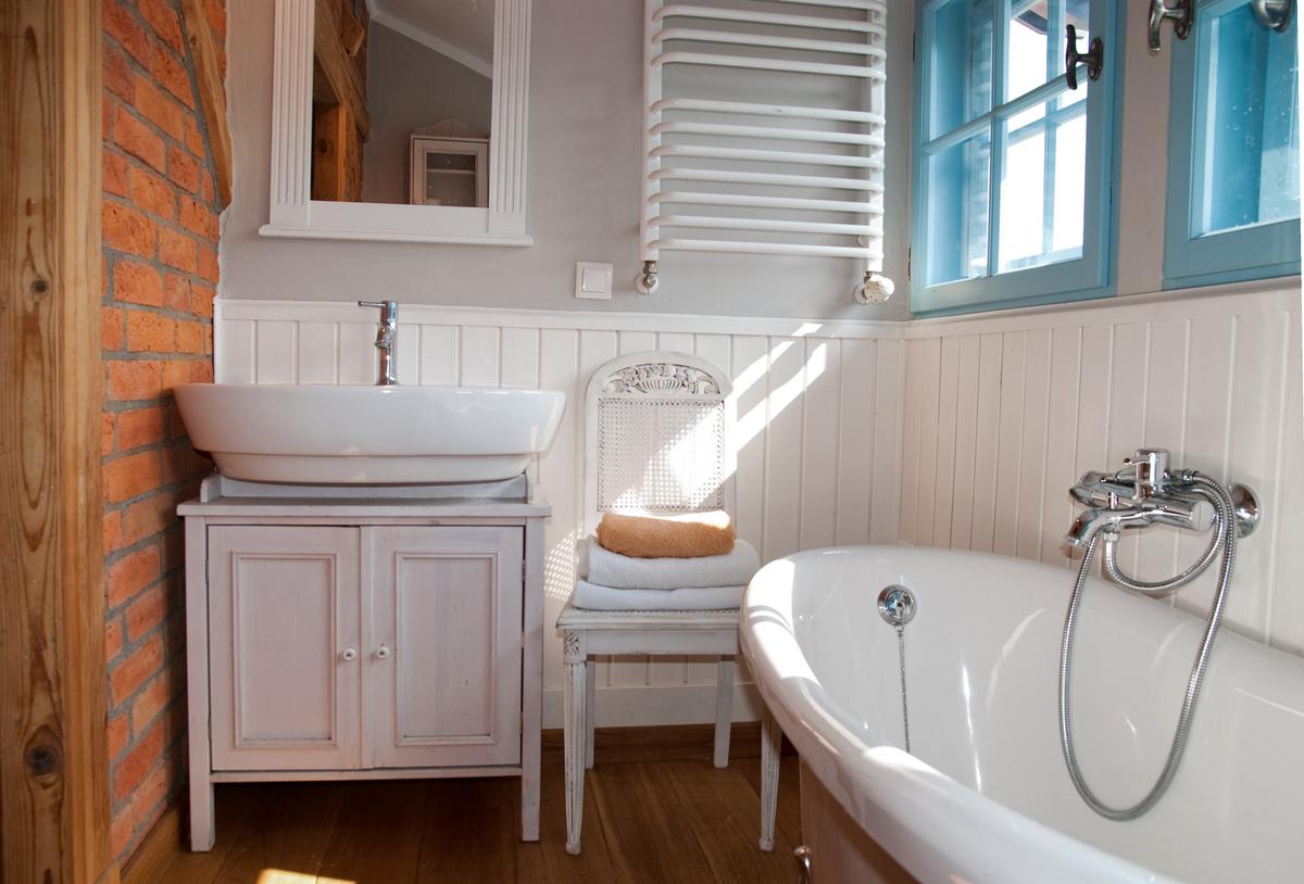 What to Change In Your Bathroom for the Farmhouse Look