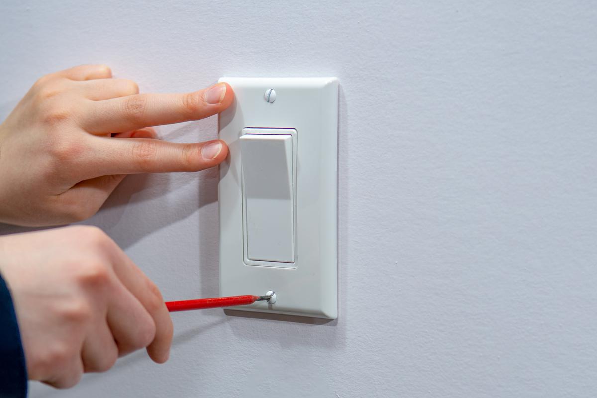How To Safely Check If An Electrical Wire Is Live