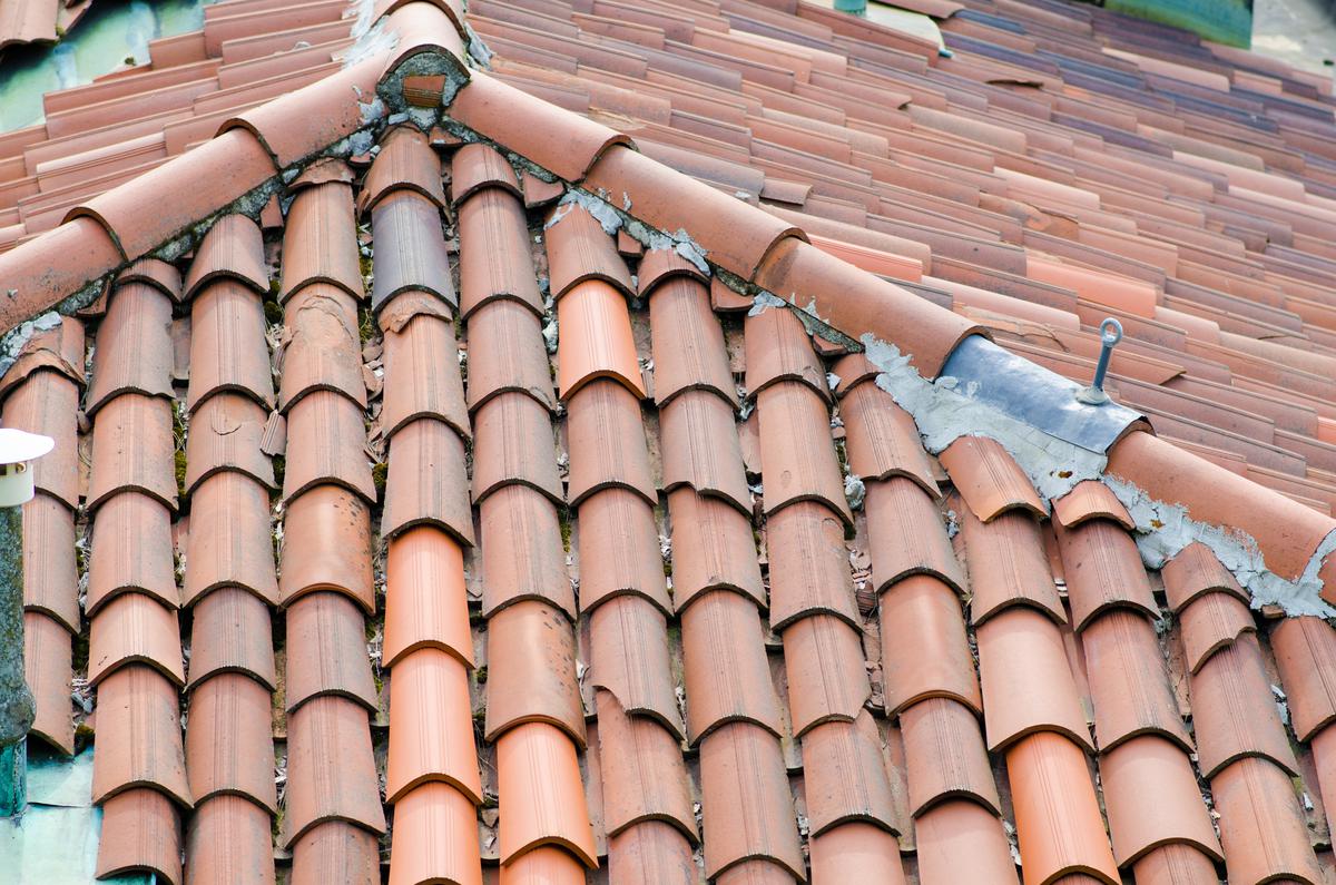 Why Hiring a Roofing Contractor Is a Must