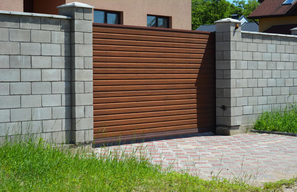 Wooden Driveway Gates Are Ideal for a Rustic Design