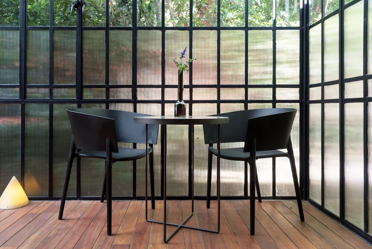 Achieve A Sleek Yet Comforting Workspace In Your Sunroom