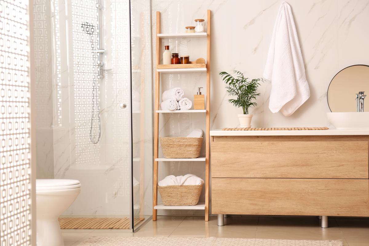 Cleaning shower doors can be a bit challenging, but vinegar and baking soda can come to the rescue.
