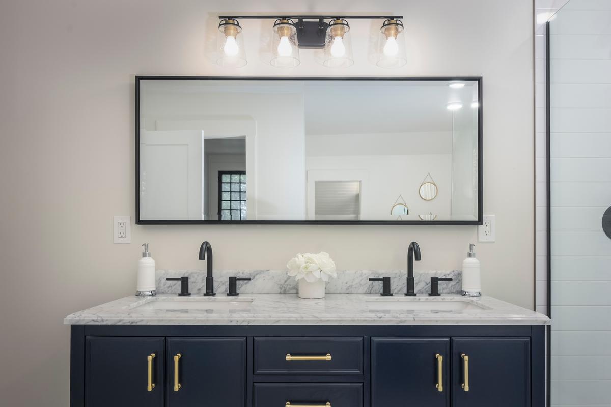13 Stylish Bathroom Lighting Ideas Over Mirrors