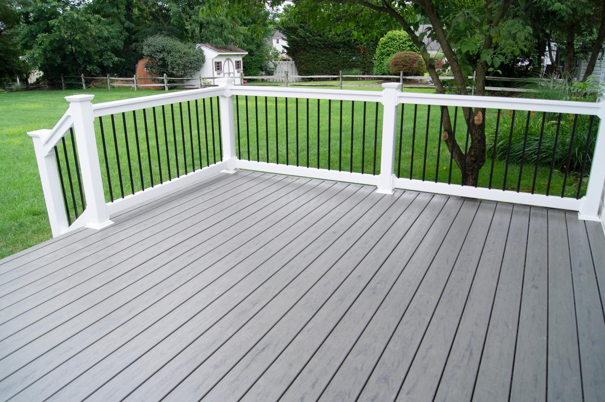 Floating Deck Design Ideas Perfect for the Summer