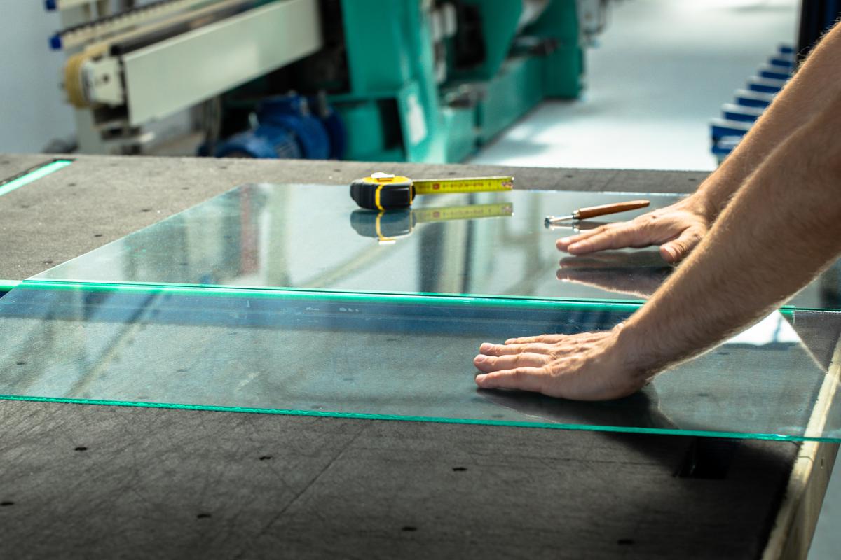 From elegant glass with options of single, double, or triple-pane to budget-friendly polycarbonate or acrylic, find the ideal material to bathe your sunroom in natural light.