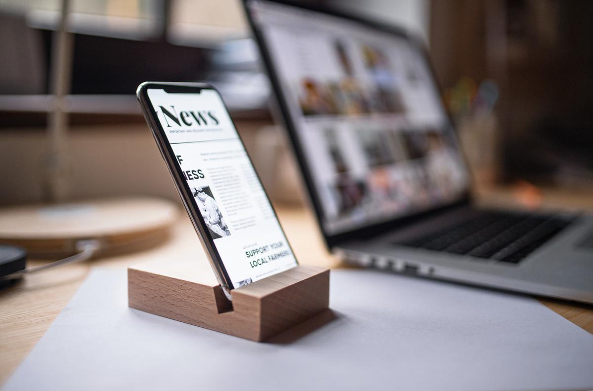 How to Make a Crafty Wooden Cell Phone Stand for Dad