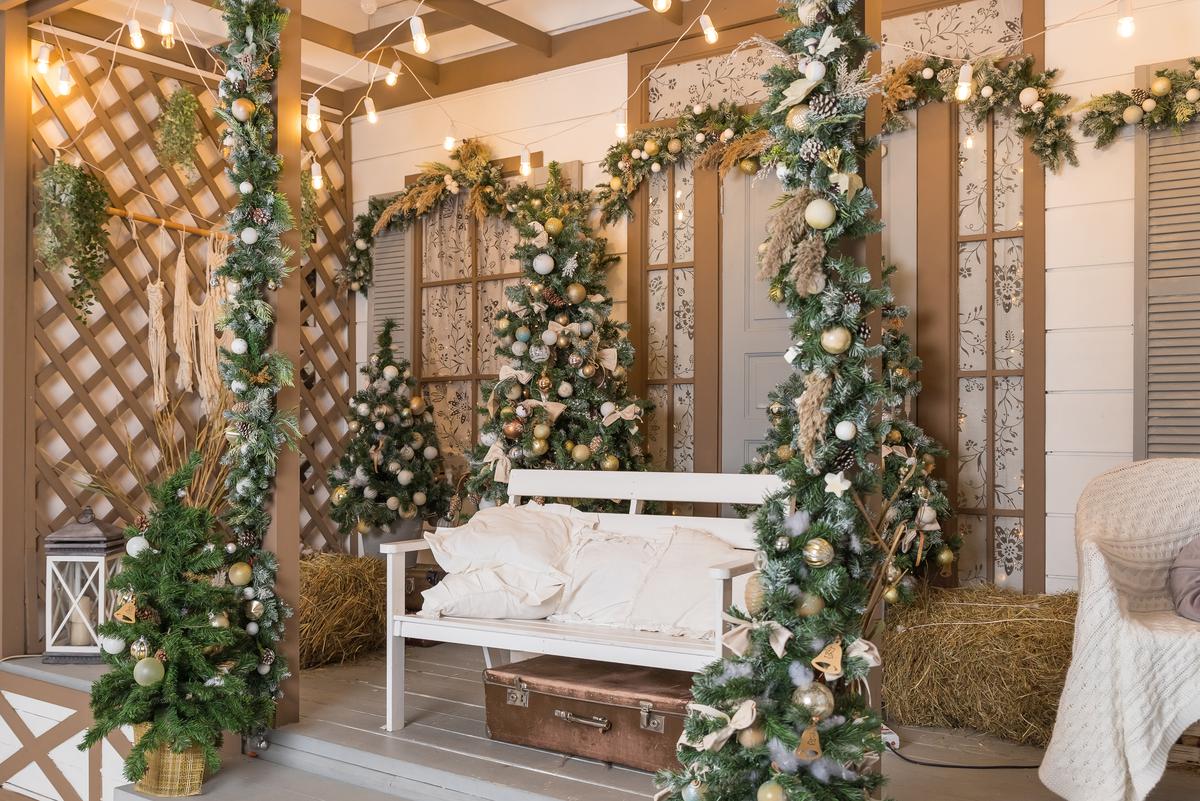 Rustic elements add the charm and vintage feel to your porch decor.