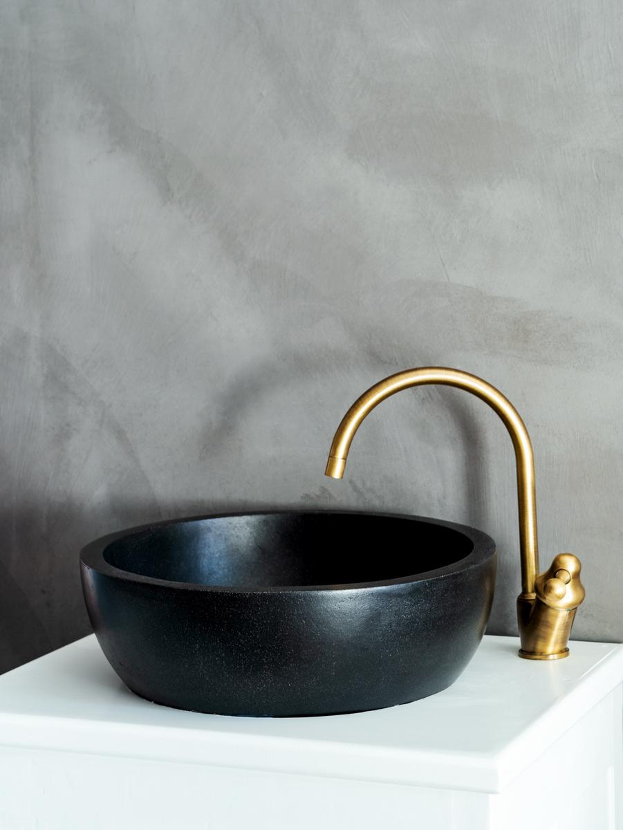 Metal Accents for an Elegant and Minimal Bathroom Designs