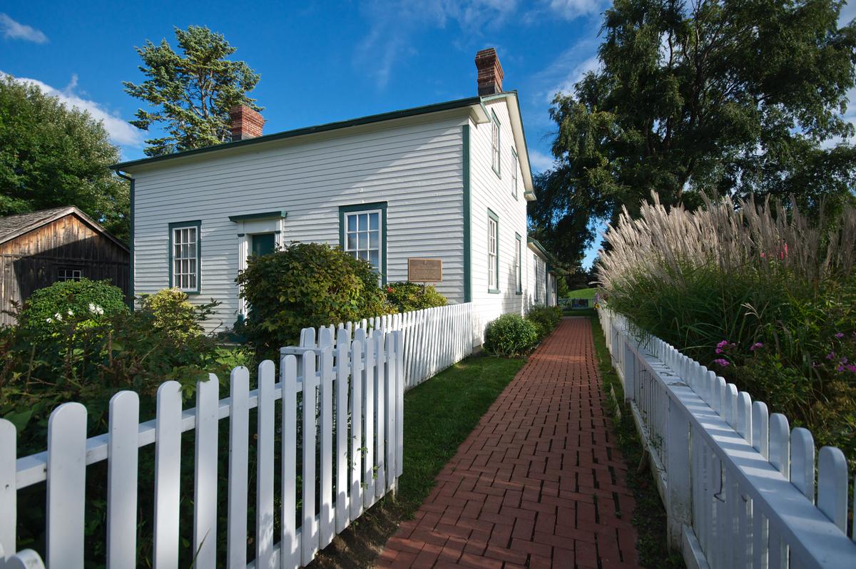 Picket Fence Designs That'll Scratch Any Hardscaping Itch