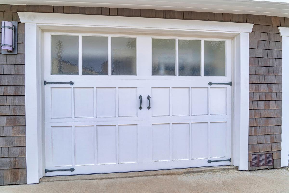 Rustic Garage Door Designs for a Country House Vibe