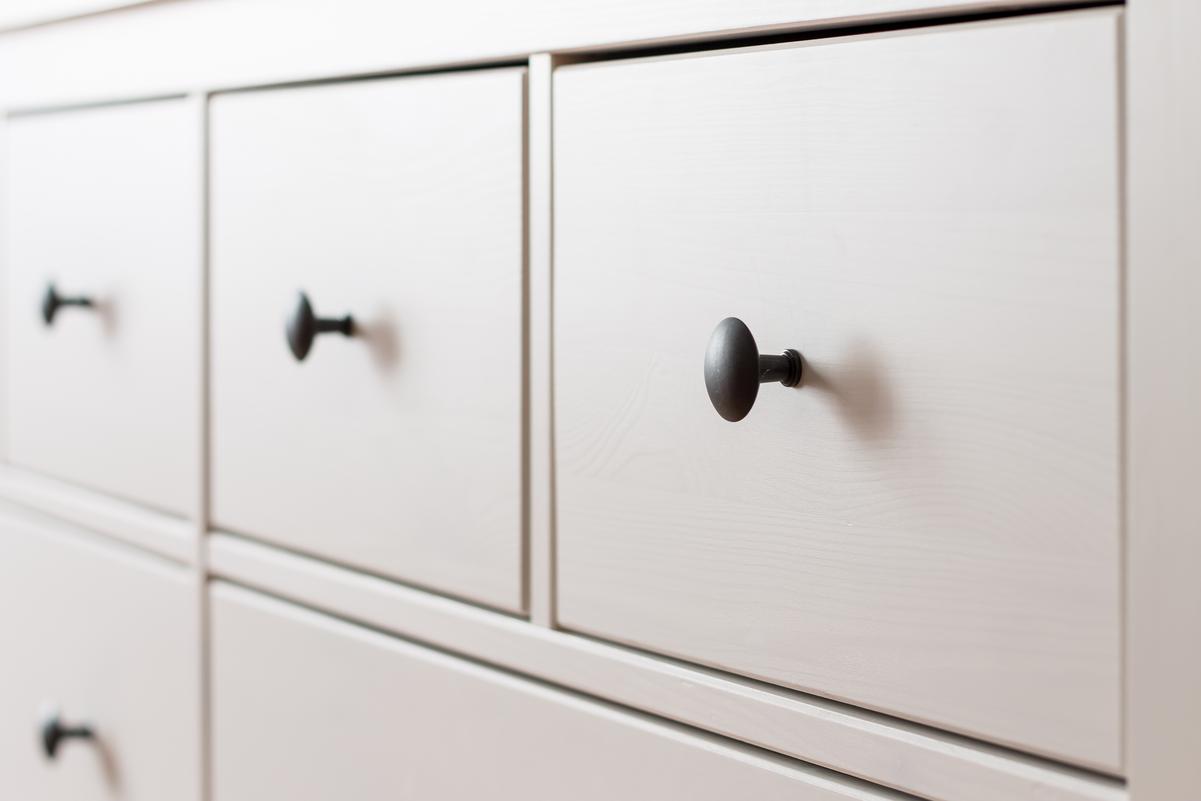 Minimal Cabinet and Drawer Designs for a Contemporary Kitchen