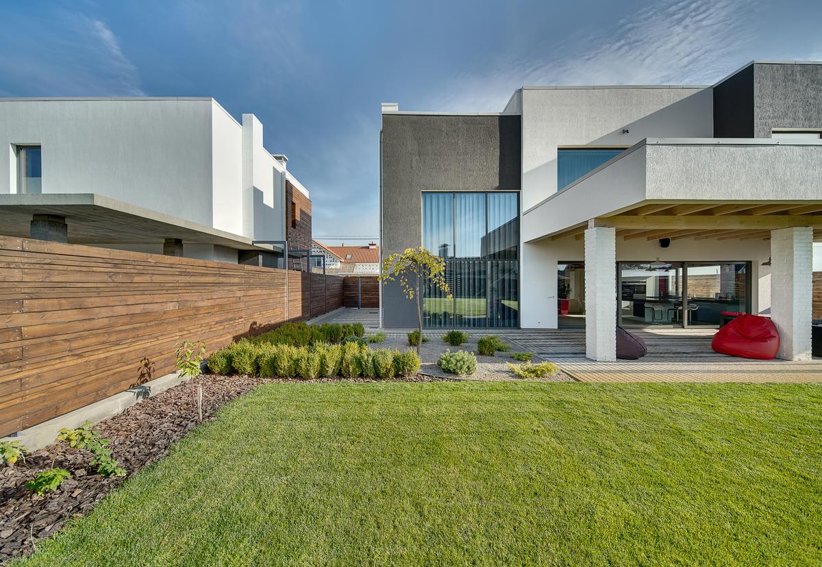 How to Blend the Artificial and Natural to Create a Unique Exterior