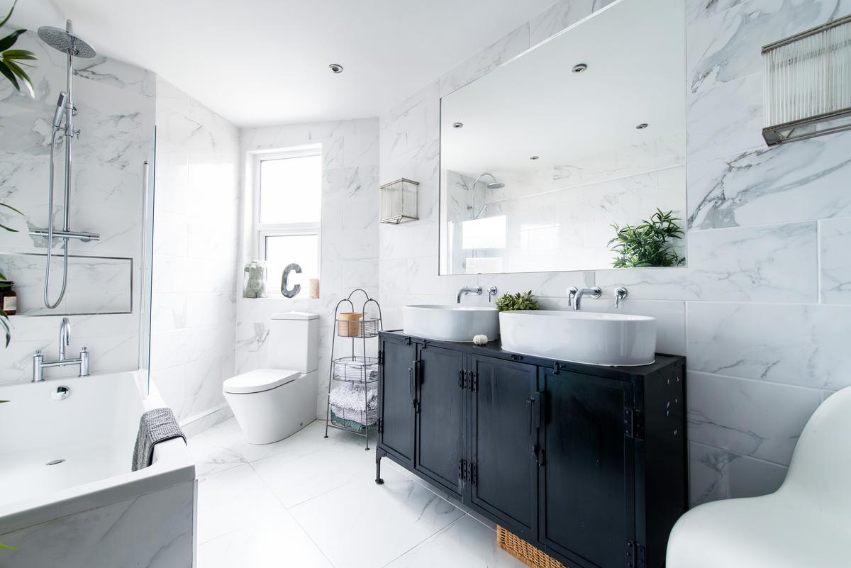 How to Balance Light and Dark Elements In the Bathroom