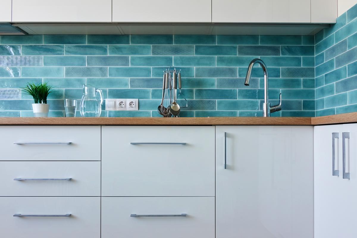Glass Kitchen Backsplashes That Brings More Color Into Your Life