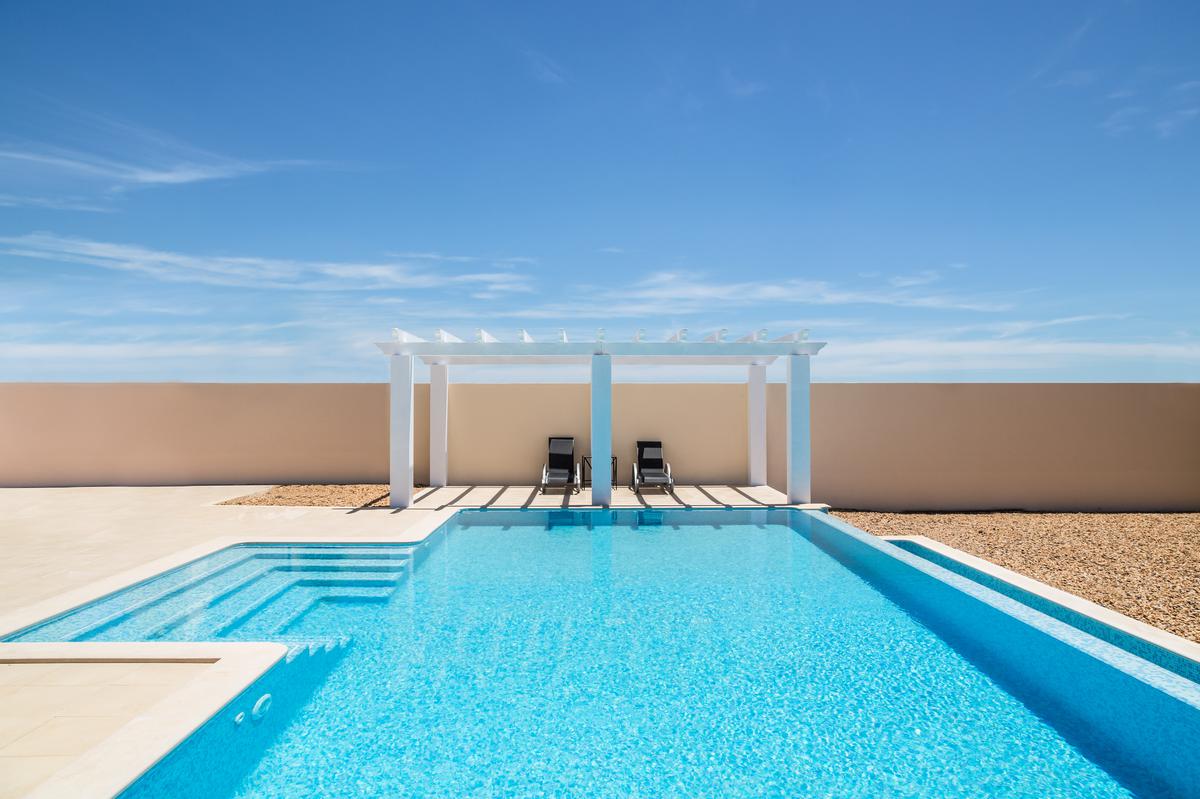 Sleek Lines for Swimming Pool Elegance