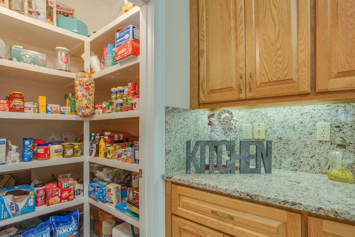 The Benefits of a Kitchen Closet Pantry