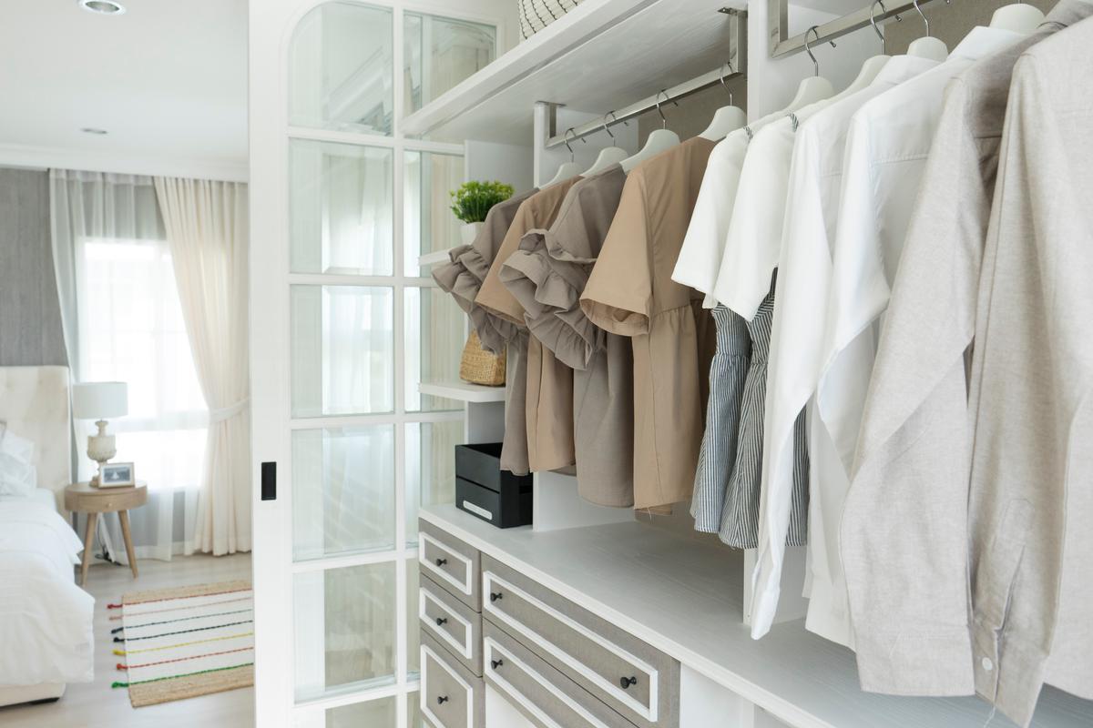 Choosing the right closet style for your home is crucial, as it not only maximizes your storage space but also complements your interior design.